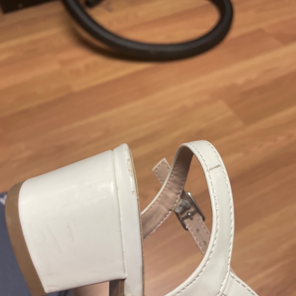 White kids slightly used heels - Picture 8 of 8